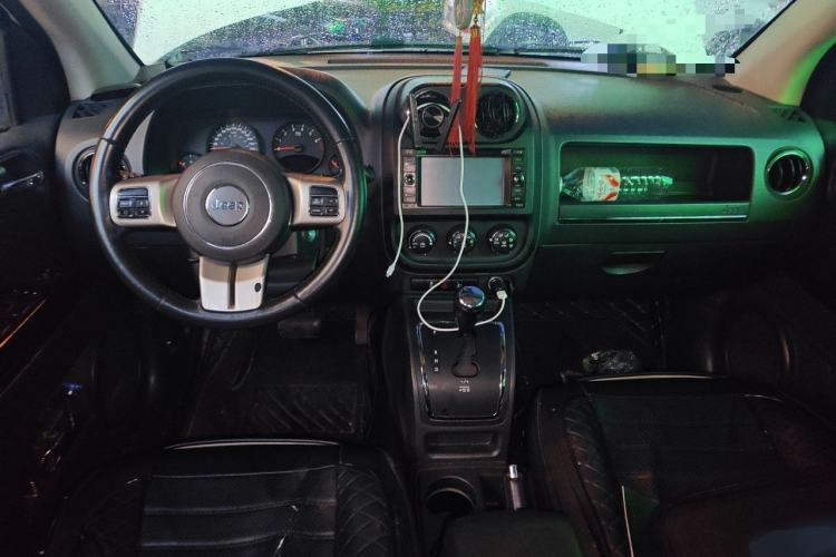 Used Jeep Compass 2011 2.4L four-wheel-drive sport version Center Console