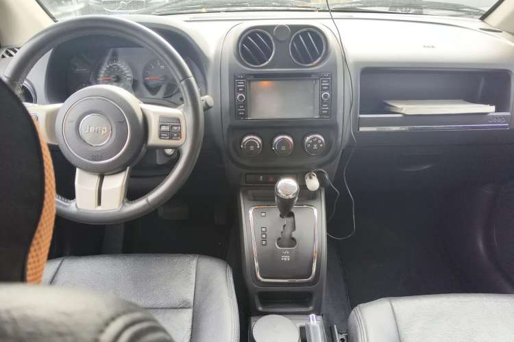 Used Jeep Compass 2011 2.0L two-wheel drive sport version Center Console