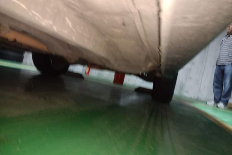 Used Jeep Compass 2011 2.4L four-wheel drive Comfort version Chassis Front Left