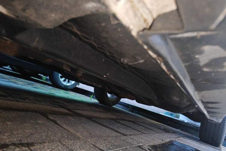 Used Jeep Compass 2011 2.4L four-wheel-drive sport version Chassis Front Left