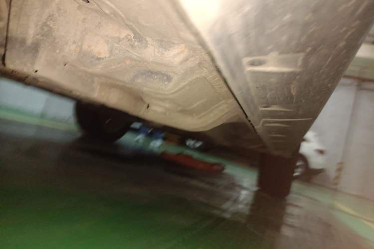 Used Jeep Compass 2011 2.4L four-wheel drive Comfort version Chassis Rear Right
