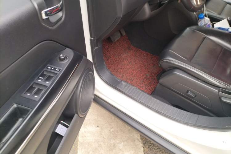 Used Jeep Compass 2011 2.4L four-wheel drive luxury version Driver Seat