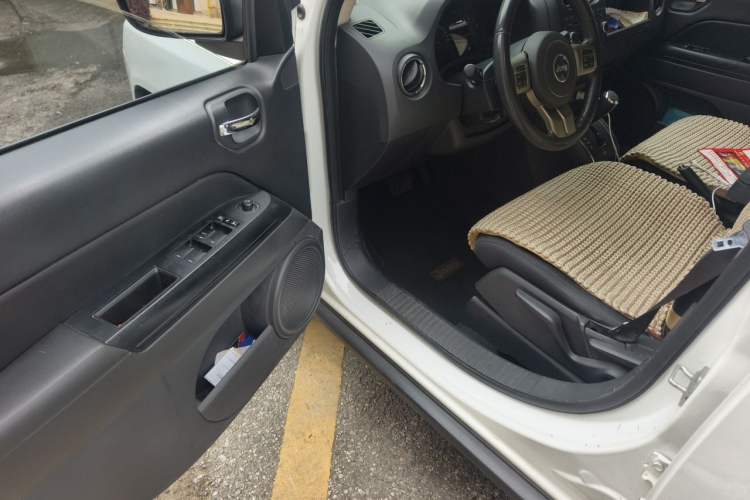 Used Jeep Compass 2011 2.4L four-wheel-drive sport version Driver Seat