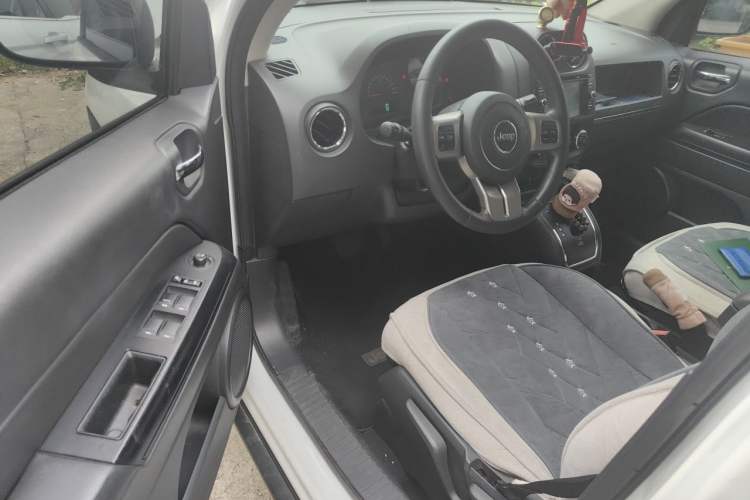 Used Jeep Compass 2011 2.4L four-wheel-drive sport version Driver Seat