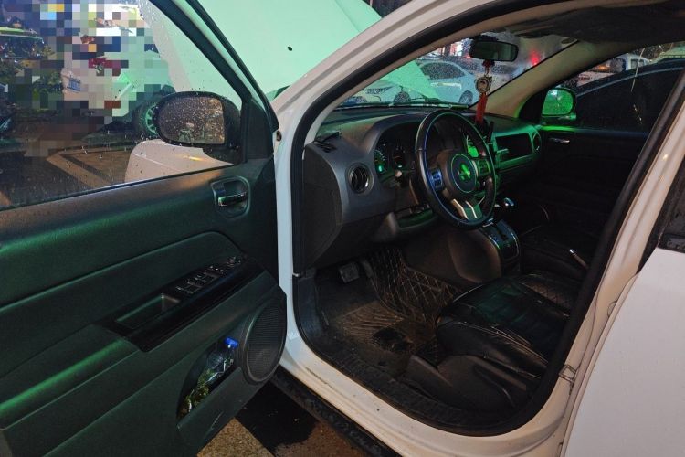 Used Jeep Compass 2011 2.4L four-wheel-drive sport version Driver Seat