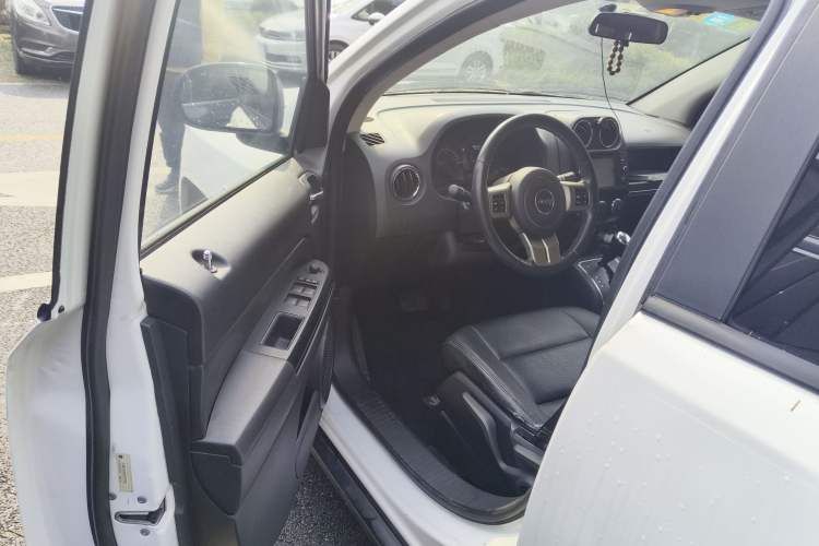 Used Jeep Compass 2011 2.0L two-wheel drive sport version Driver Seat