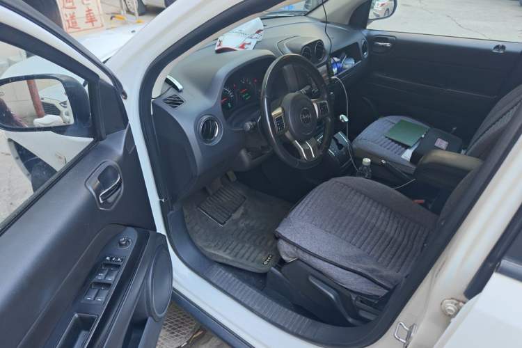 Used Jeep Compass 2011 2.4L four-wheel-drive sport version Driver Seat