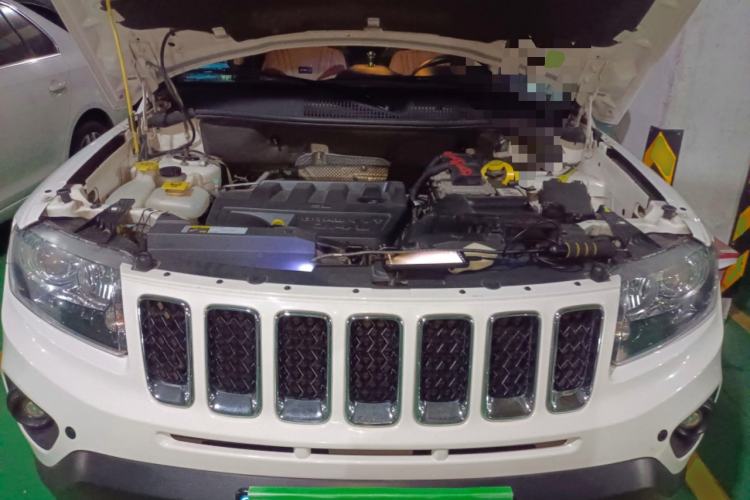 Used Jeep Compass 2011 2.4L four-wheel drive Comfort version Engine Bay