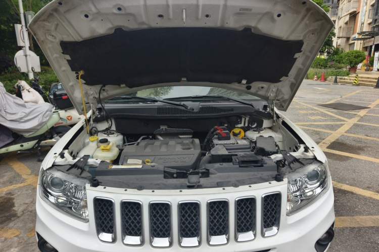 Used Jeep Compass 2011 2.4L four-wheel-drive sport version Engine Bay