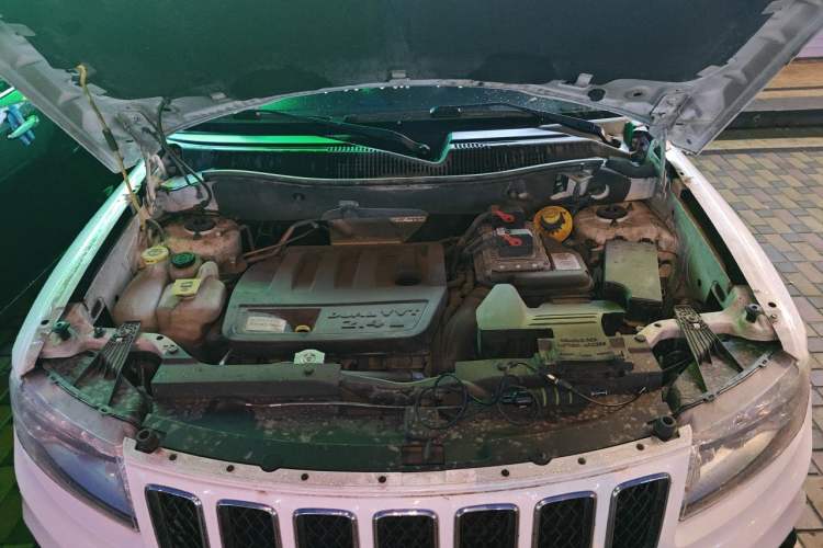 Used Jeep Compass 2011 2.4L four-wheel-drive sport version Engine Bay