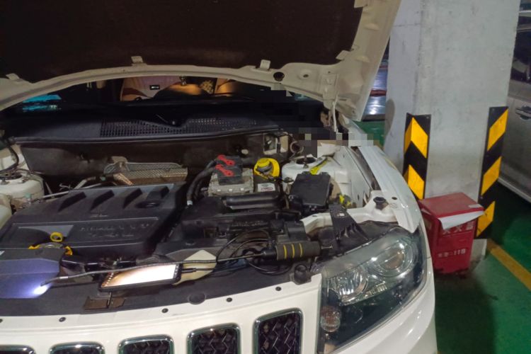 Used Jeep Compass 2011 2.4L four-wheel drive Comfort version Engine Bay Left