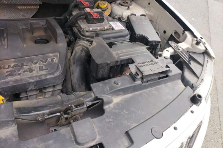 Used Jeep Compass 2011 2.4L four-wheel drive luxury version Engine Bay Left