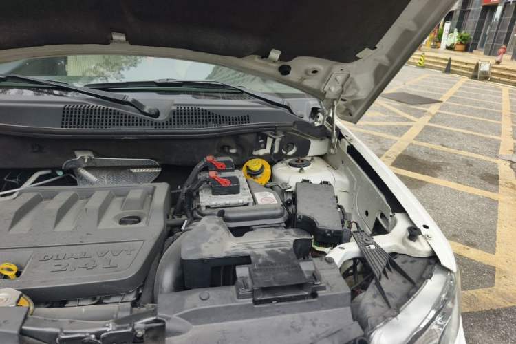 Used Jeep Compass 2011 2.4L four-wheel-drive sport version Engine Bay Left