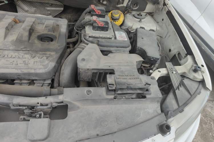 Used Jeep Compass 2011 2.4L four-wheel-drive sport version Engine Bay Left