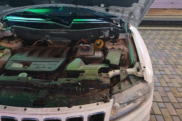 Used Jeep Compass 2011 2.4L four-wheel-drive sport version Engine Bay Left