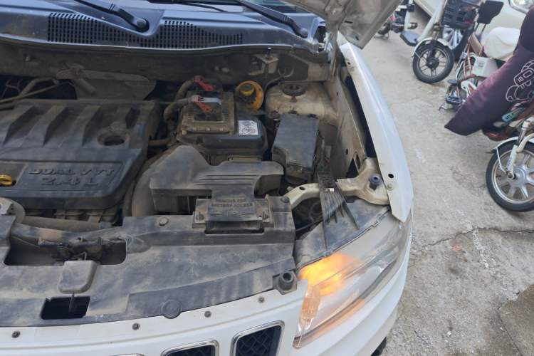 Used Jeep Compass 2011 2.4L four-wheel-drive sport version Engine Bay Left