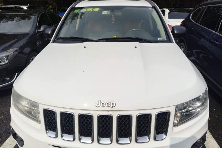 Used Jeep Compass 2011 2.0L two-wheel drive sport version Engine Bay