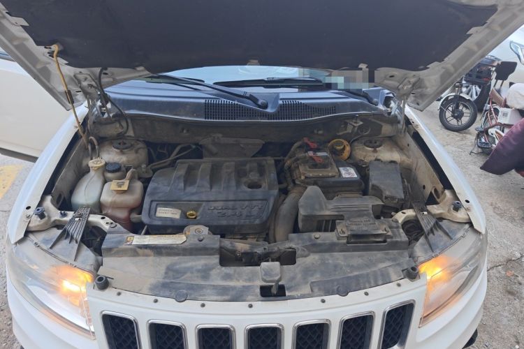 Used Jeep Compass 2011 2.4L four-wheel-drive sport version Engine Bay