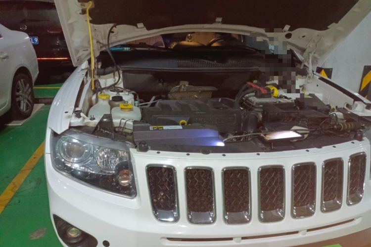 Used Jeep Compass 2011 2.4L four-wheel drive Comfort version Engine Bay Right