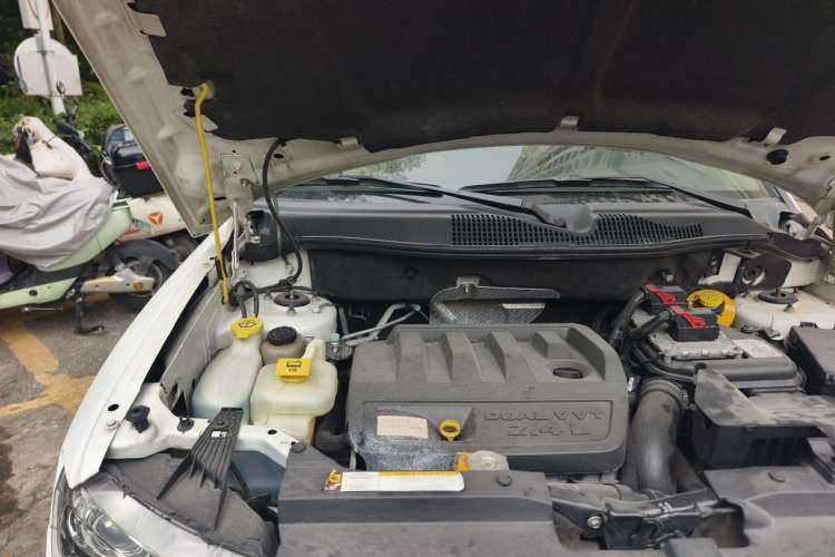 Used Jeep Compass 2011 2.4L four-wheel-drive sport version Engine Bay Right