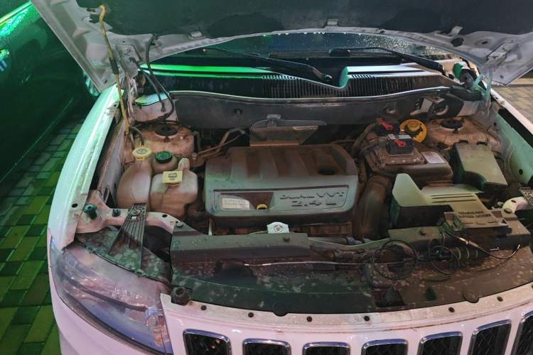 Used Jeep Compass 2011 2.4L four-wheel-drive sport version Engine Bay Right