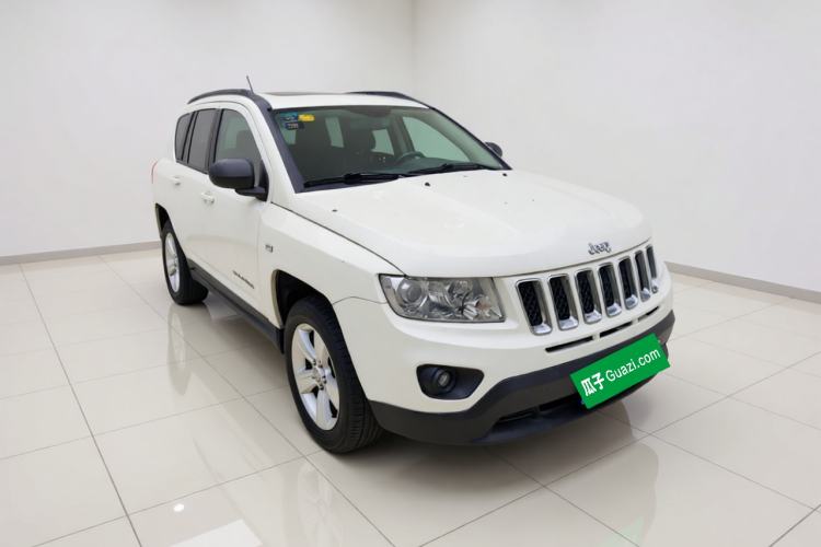 Used Jeep Compass 2011 2.4L four-wheel-drive sport version Front Right 45 Deg