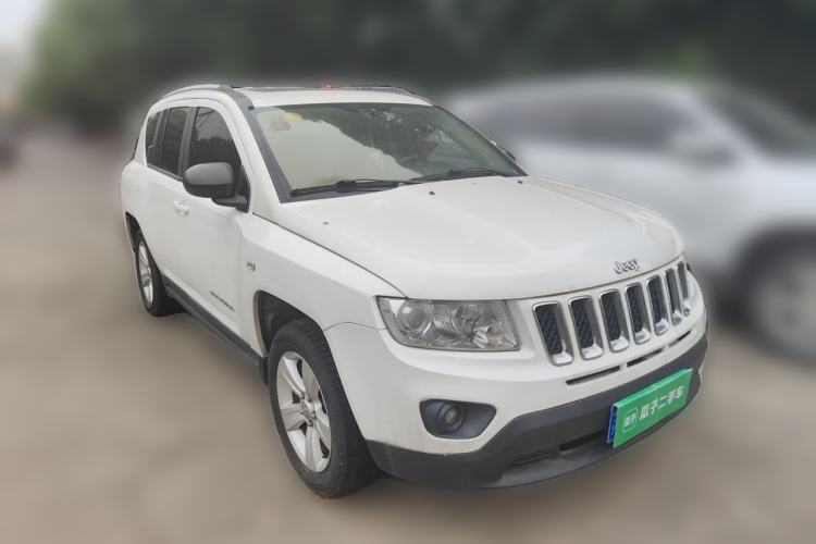 Used Jeep Compass 2011 2.4L four-wheel-drive sport version Front Right 45 Deg