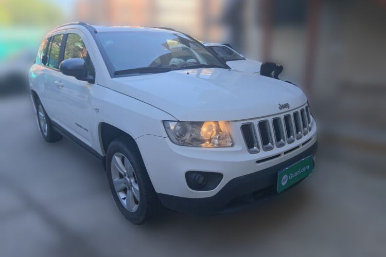 Used Jeep Compass 2011 2.4L four-wheel-drive sport version Front Right 45 Deg