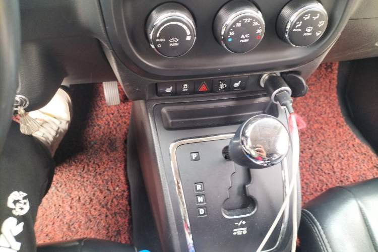 Used Jeep Compass 2011 2.4L four-wheel drive luxury version Gear Lever