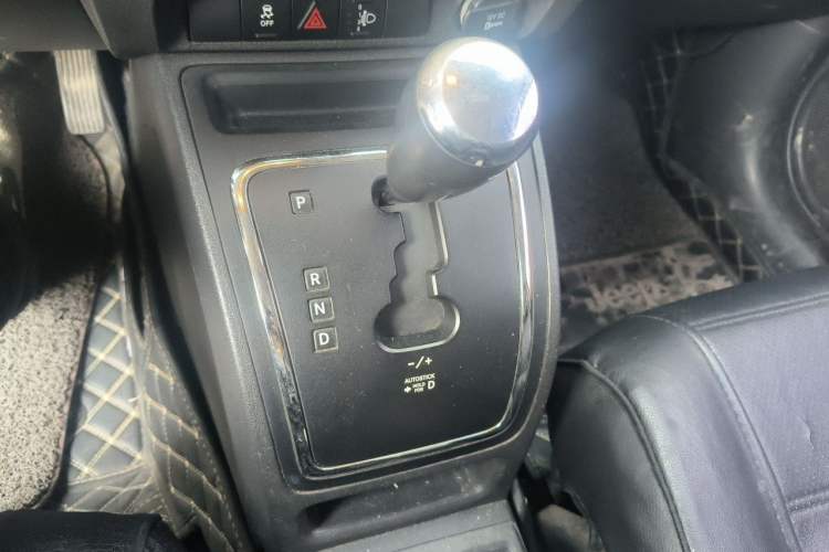 Used Jeep Compass 2011 2.4L four-wheel-drive sport version Gear Lever