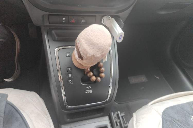 Used Jeep Compass 2011 2.4L four-wheel-drive sport version Gear Lever