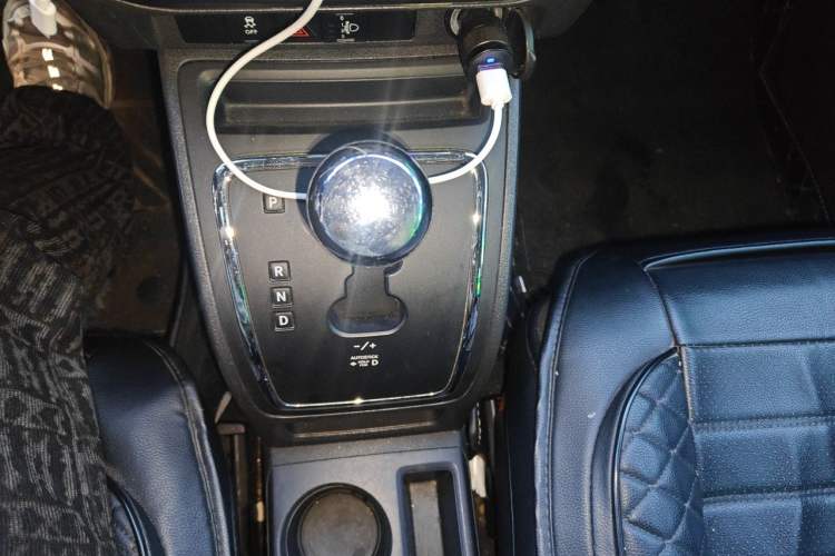 Used Jeep Compass 2011 2.4L four-wheel-drive sport version Gear Lever