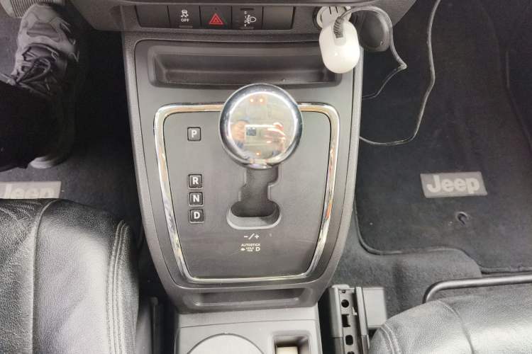 Used Jeep Compass 2011 2.0L two-wheel drive sport version Gear Lever