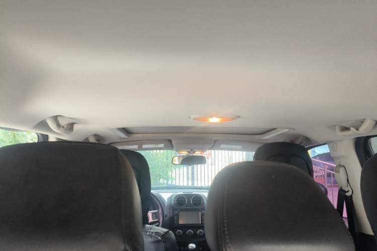 Used Jeep Compass 2011 2.4L four-wheel-drive sport version Headliner