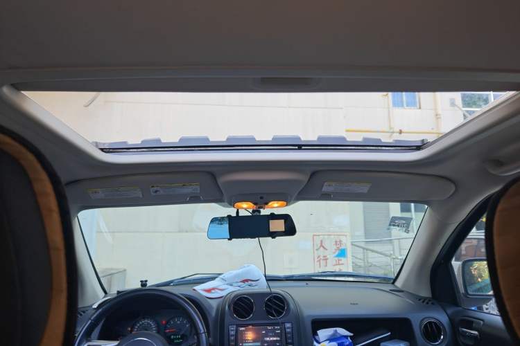 Used Jeep Compass 2011 2.4L four-wheel-drive sport version Headliner