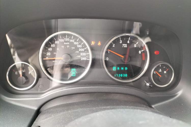 Used Jeep Compass 2011 2.4L four-wheel drive luxury version Instrument Cluster