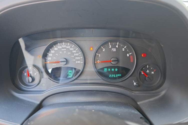 Used Jeep Compass 2011 2.4L four-wheel-drive sport version Instrument Cluster