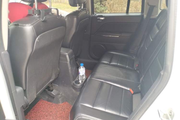 Used Jeep Compass 2011 2.4L four-wheel drive luxury version Left Rear Seat