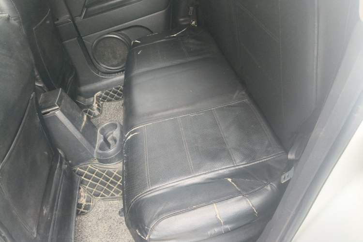 Used Jeep Compass 2011 2.4L four-wheel-drive sport version Left Rear Seat