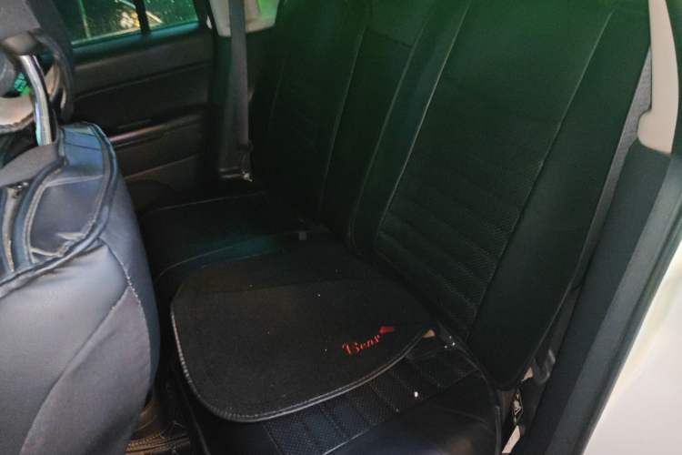 Used Jeep Compass 2011 2.4L four-wheel-drive sport version Left Rear Seat