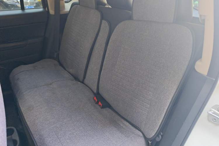 Used Jeep Compass 2011 2.4L four-wheel-drive sport version Left Rear Seat