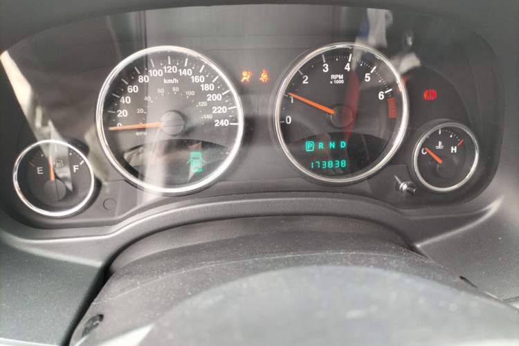 Used Jeep Compass 2011 2.4L four-wheel drive luxury version Odometer Close Up
