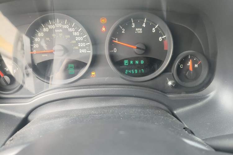 Used Jeep Compass 2011 2.4L four-wheel-drive sport version Odometer Close Up