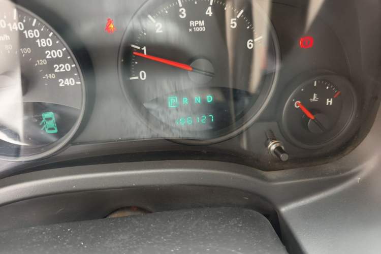 Used Jeep Compass 2011 2.4L four-wheel-drive sport version Odometer Close Up