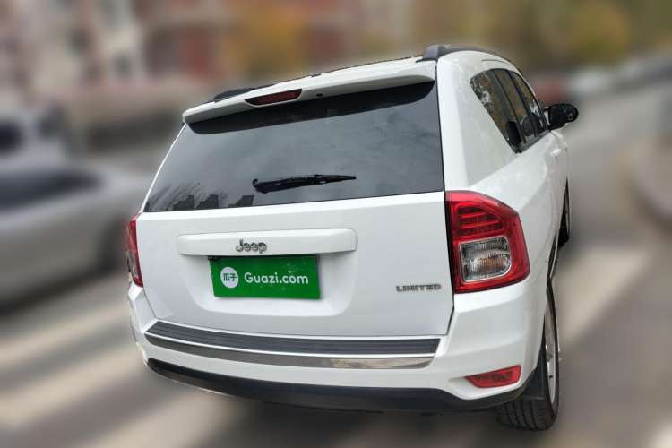Used Jeep Compass 2011 2.4L four-wheel drive luxury version Rear