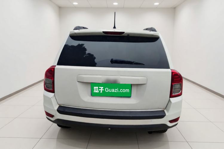 Used Jeep Compass 2011 2.4L four-wheel-drive sport version Rear