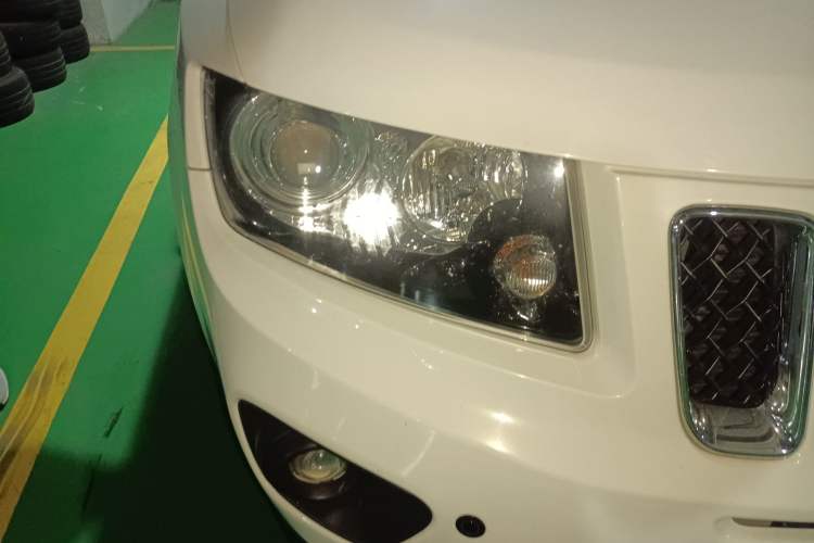 Used Jeep Compass 2011 2.4L four-wheel drive Comfort version Right Front Headlight