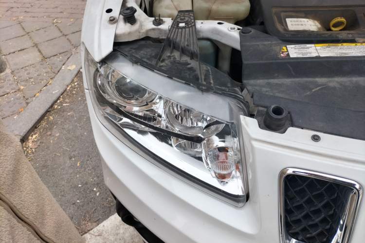 Used Jeep Compass 2011 2.4L four-wheel drive luxury version Right Front Headlight