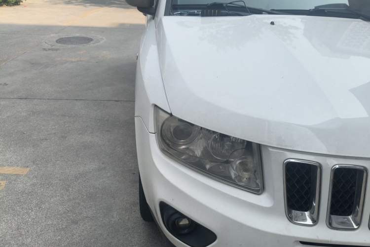 Used Jeep Compass 2011 2.4L four-wheel-drive sport version Right Front Headlight
