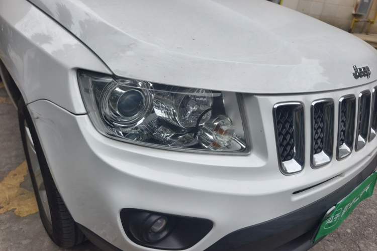 Used Jeep Compass 2011 2.4L four-wheel-drive sport version Right Front Headlight